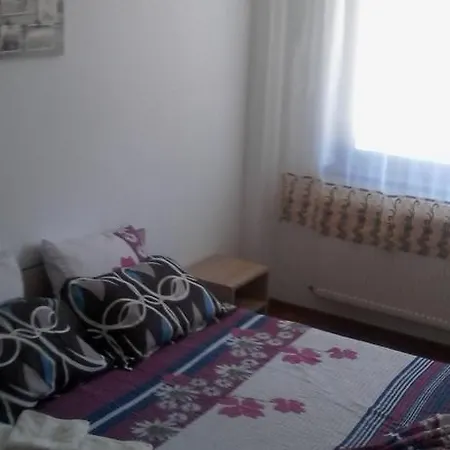 Epe Elis Mamaia